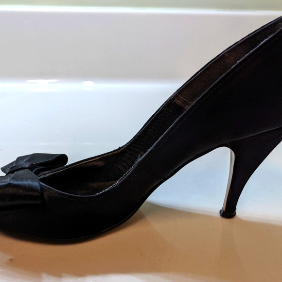 Black French Silk Bow Pump with Peek-a-Boo open toe- Size 6.5M - Picture 2 of 6